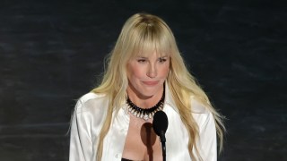 Daryl Hannah Shouts Out Ukraine While Presenting at the Oscars